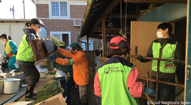 被災した家屋にて清掃・搬出作業をするGNJPのボランティア