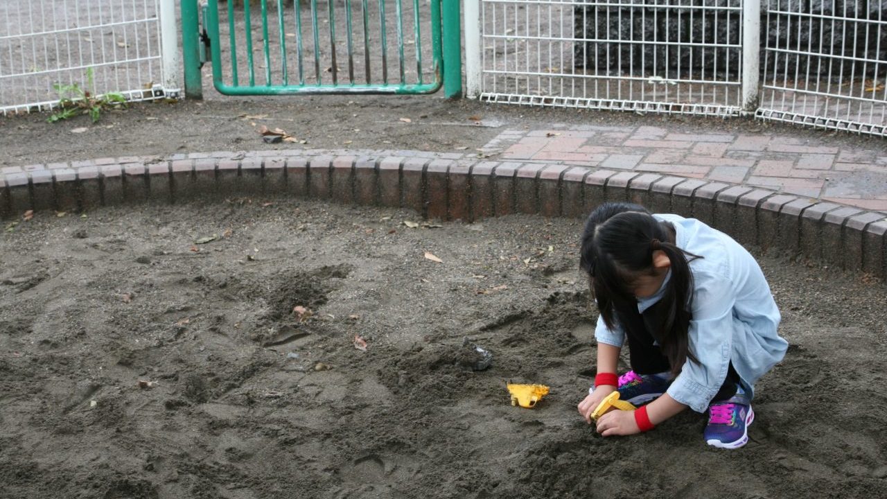 公園で遊ぶ子ども