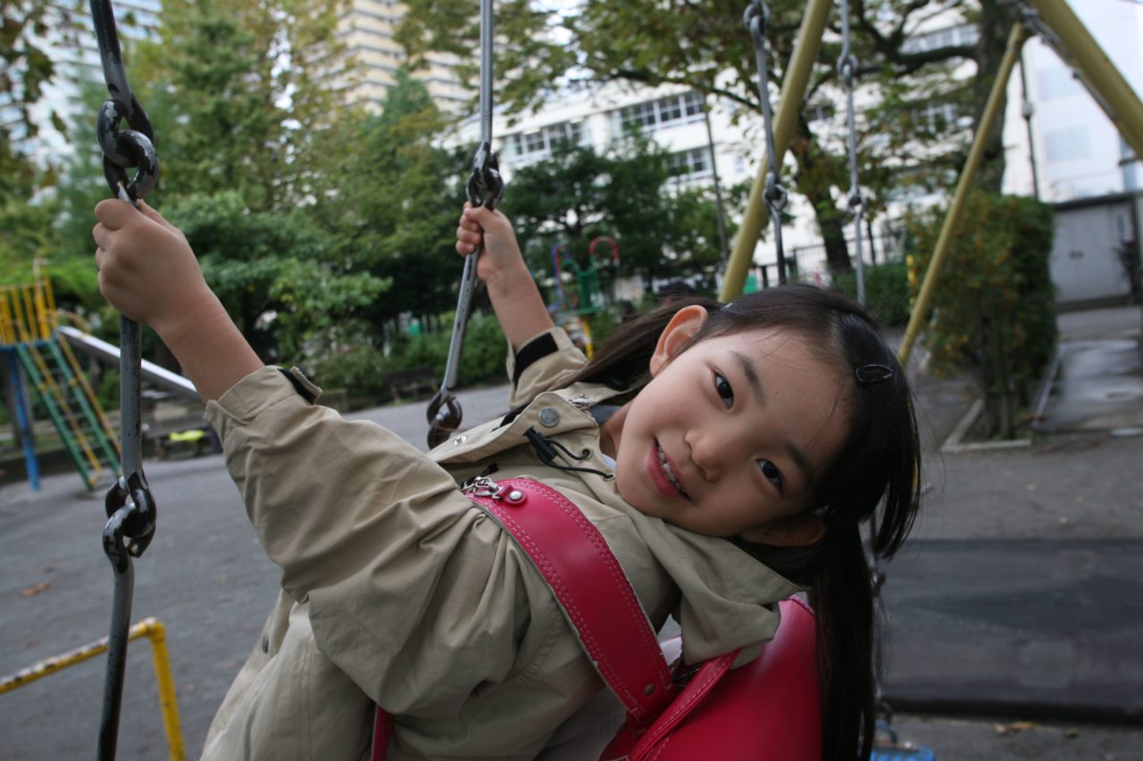 公園で遊ぶ子ども