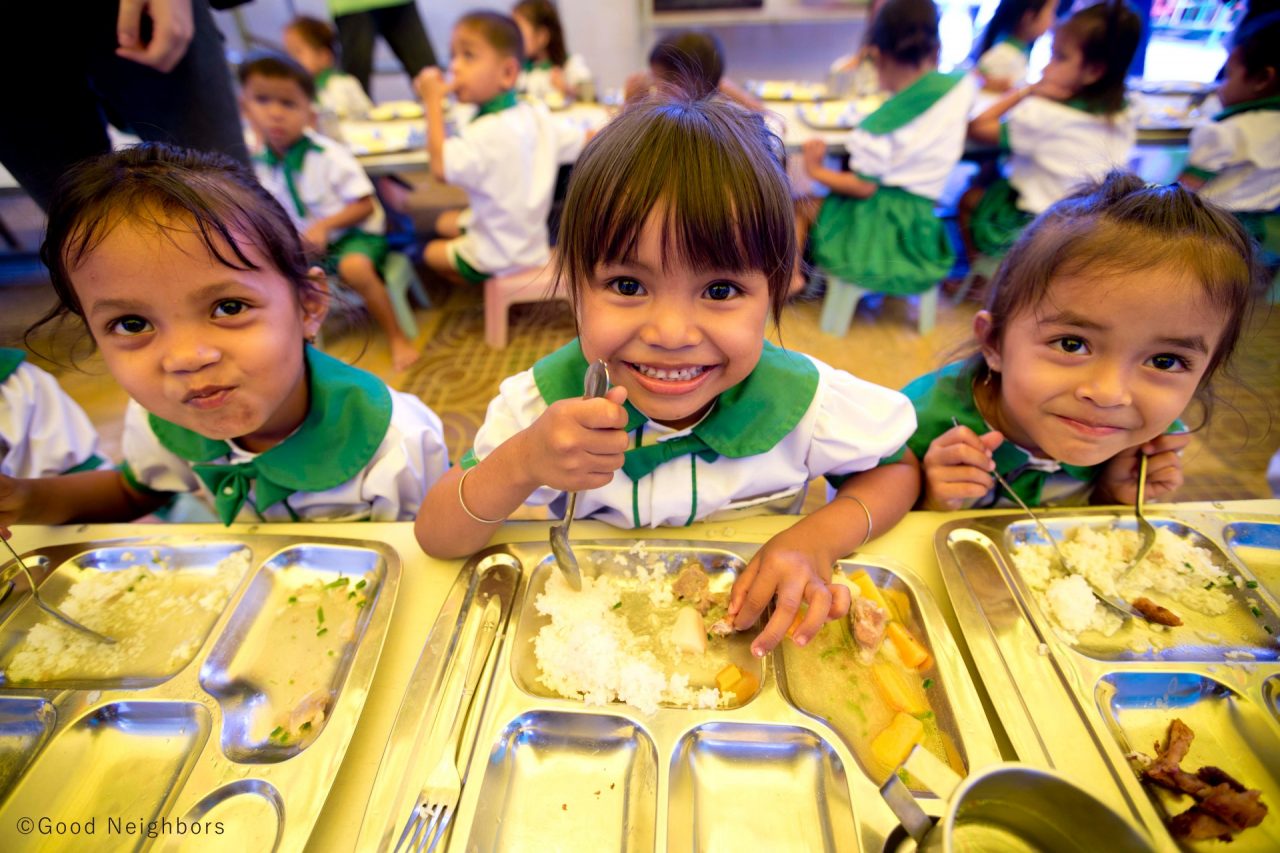 学校で給食を食べる子どもたち