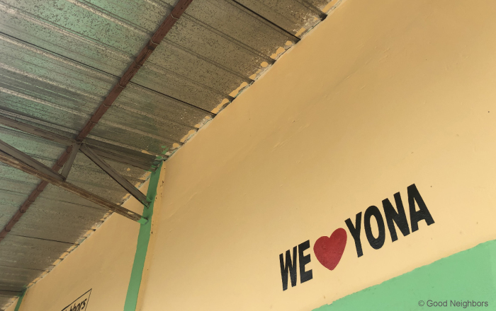 ヨナスクールに描かれたWE♡YONAの文字