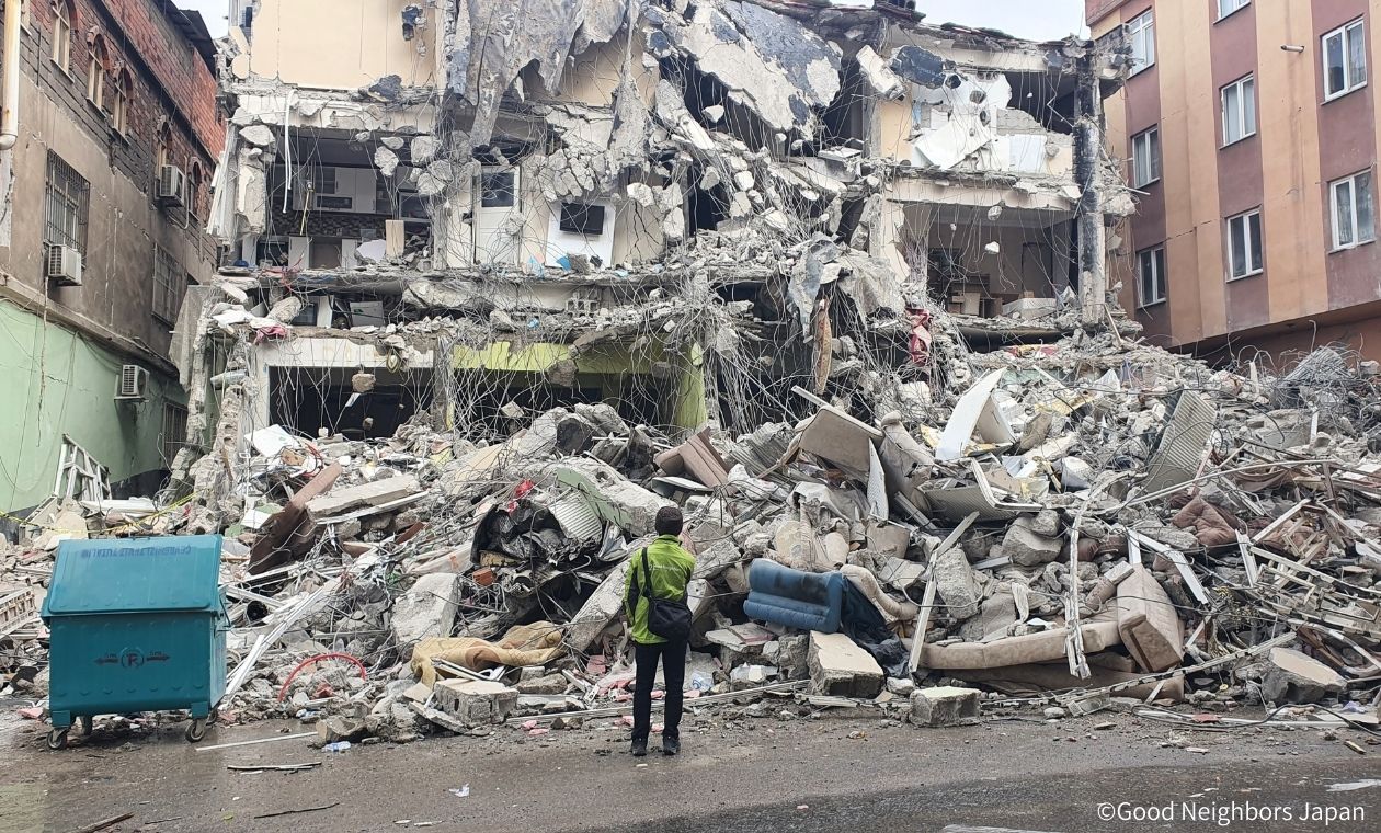 地震により崩壊した建物の様子（トルコ　カフラマンマラシュ県　2月25日）