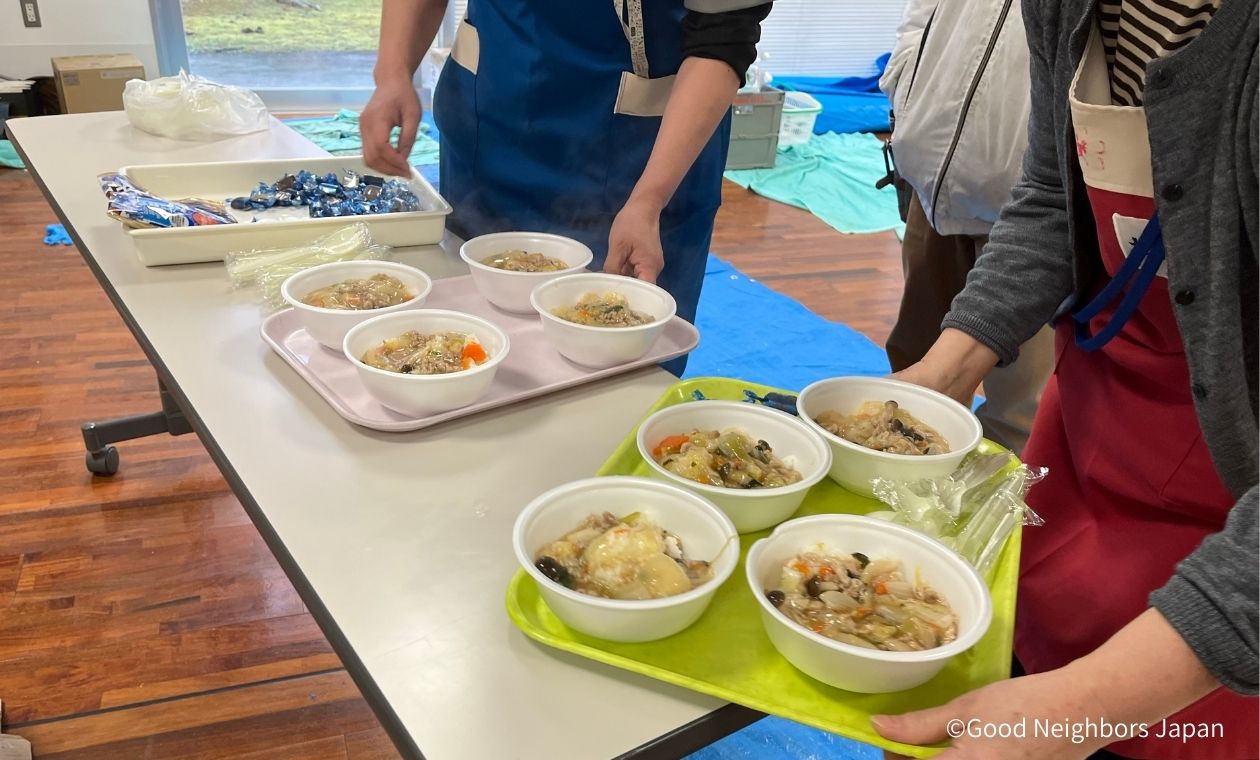 炊き出しの中華丼を受け取る職員の方々（2024年2月7日、石川県輪島市・特別養護老人ホーム ゆきわりそう）