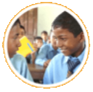 学校に通う子どもたち