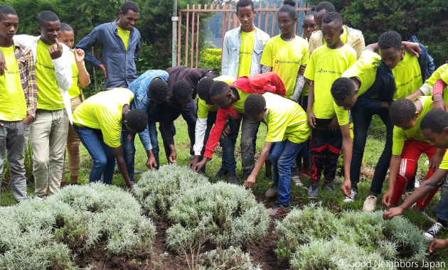 社会科見学に参加する子ども達