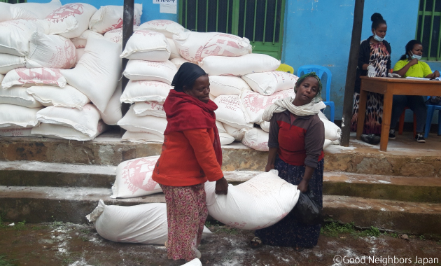 小麦の配給の様子