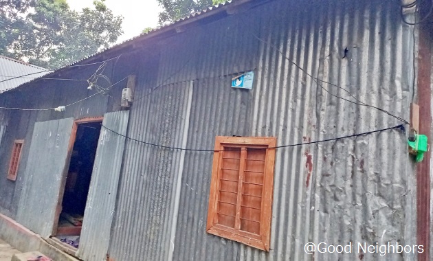 トタンと木でできた家