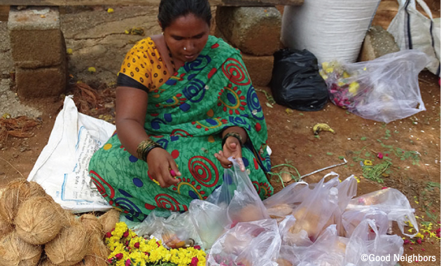 路上で商売をする女性