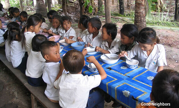 給食を食べる子どもたち