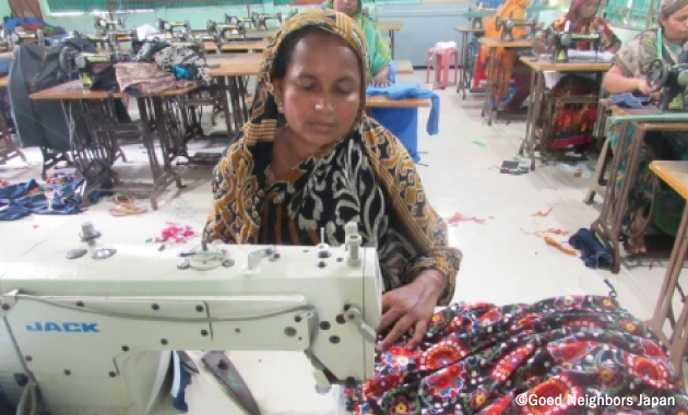 縫製技術を身に付けたルミ・ベグムさん