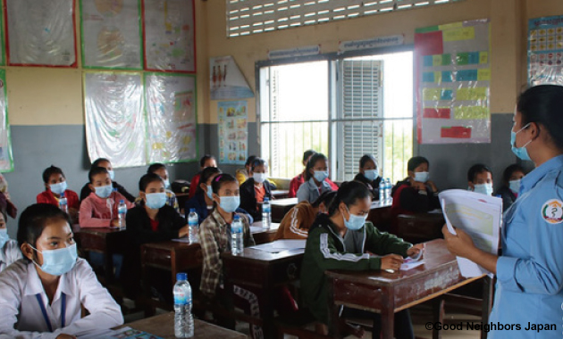 衛生教育に参加する生徒たち