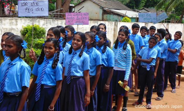 青いシャツの学生たち