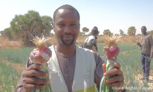 玉ねぎを持つスタッフ