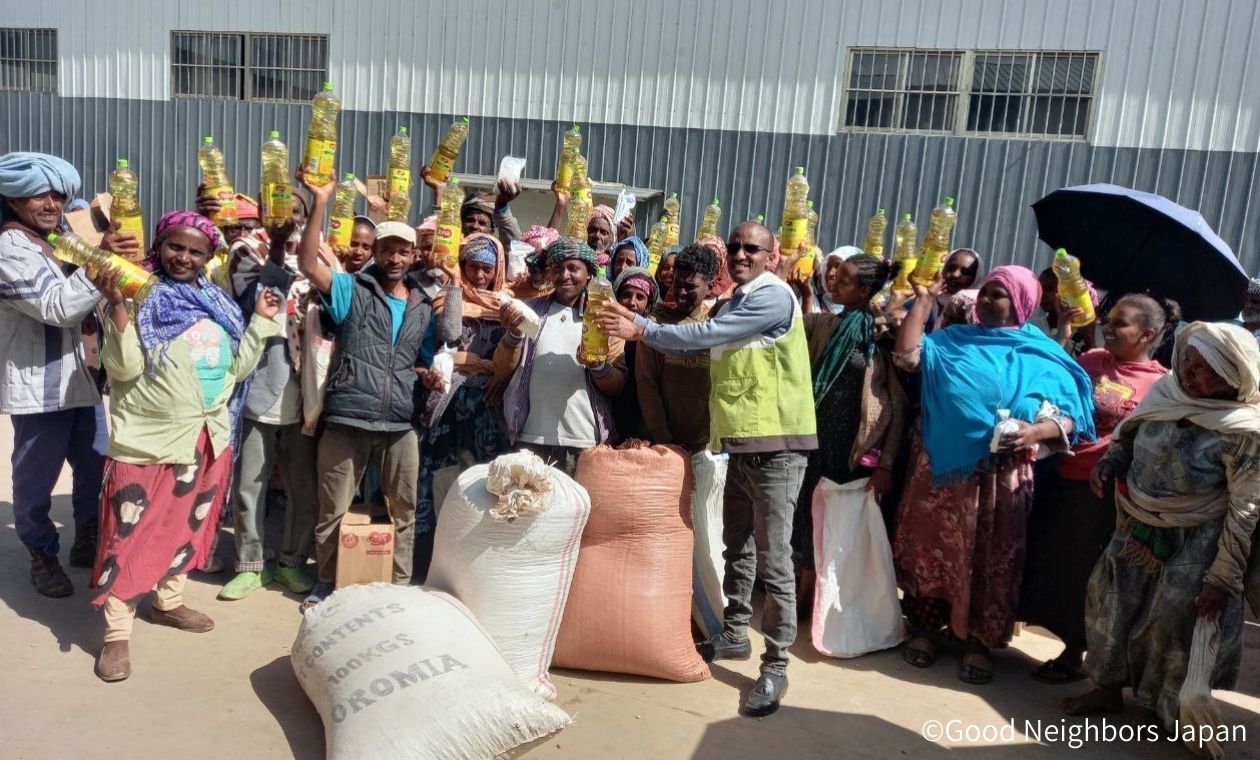 食料配付を受け取った人々