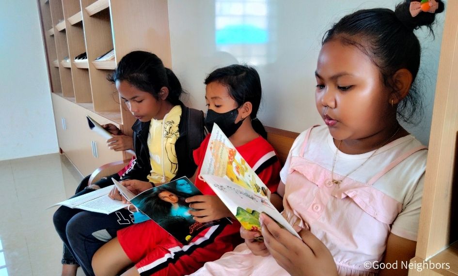 本を読む子どもたち