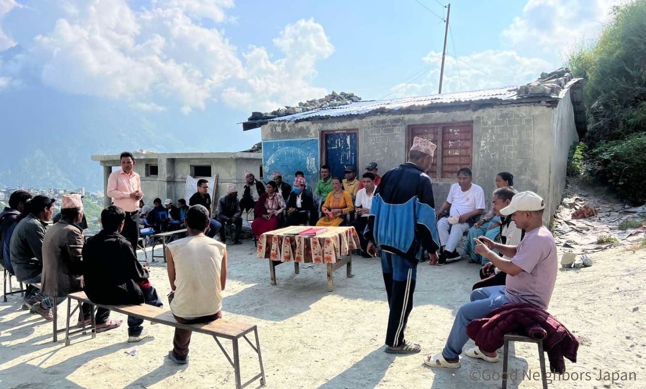 視察後の会合の様子