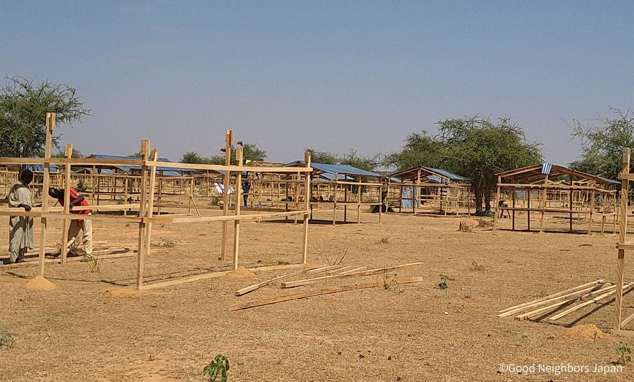 建設中の難民キャンプ