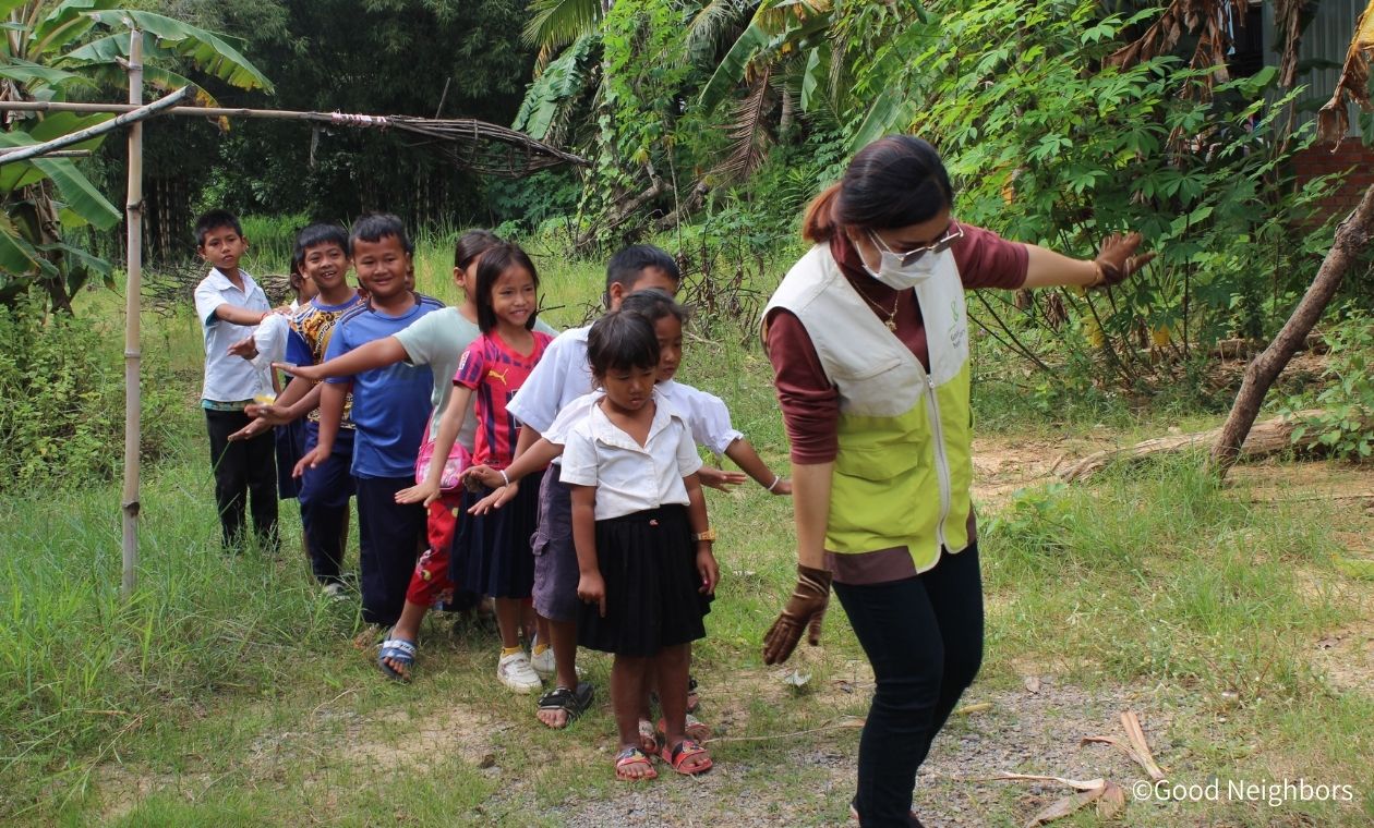 スタッフと遊ぶ子どもたち