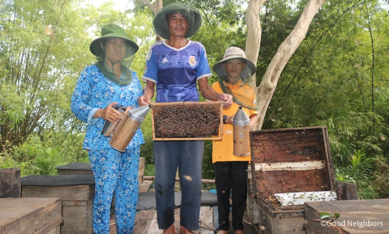 養蜂に携わる家族