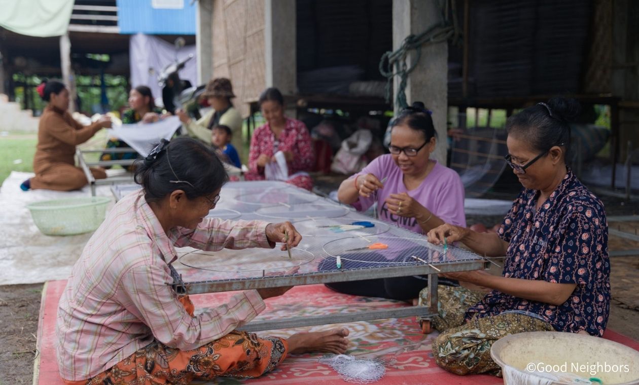 魚網を作る女性たち
