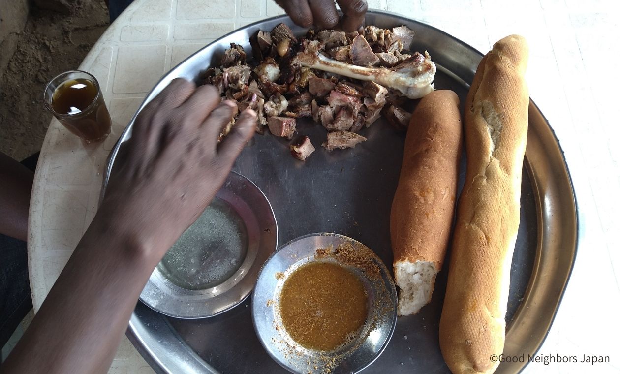 ヤギ肉とバゲット
