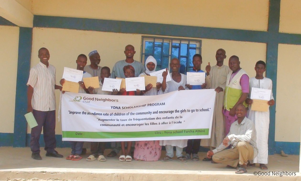 奨学金を受け取るヨナスクールの生徒