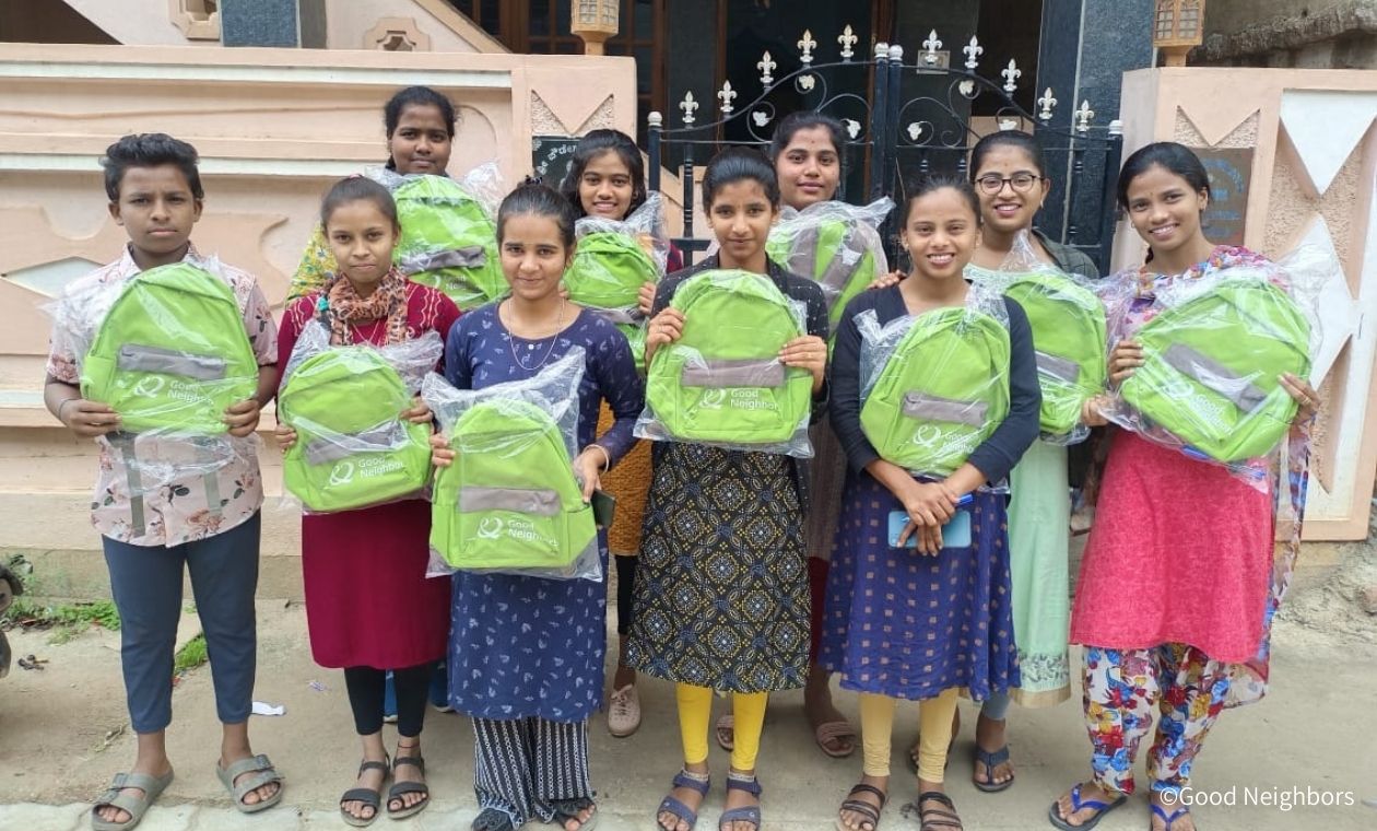 通学バッグを受け取った子どもたち