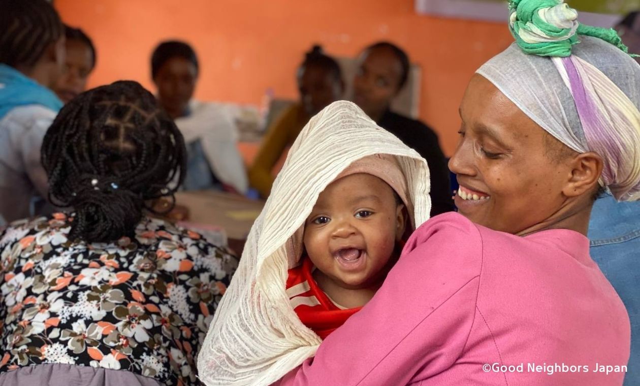 子どもを抱く女性
