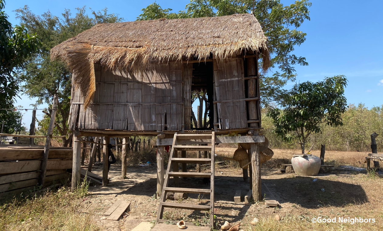 住民手作りの高床式住居