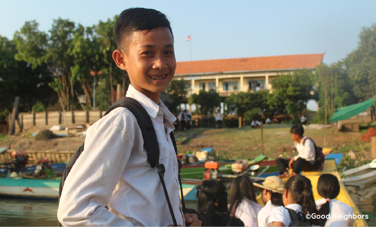 ボートで通学する子どもたち