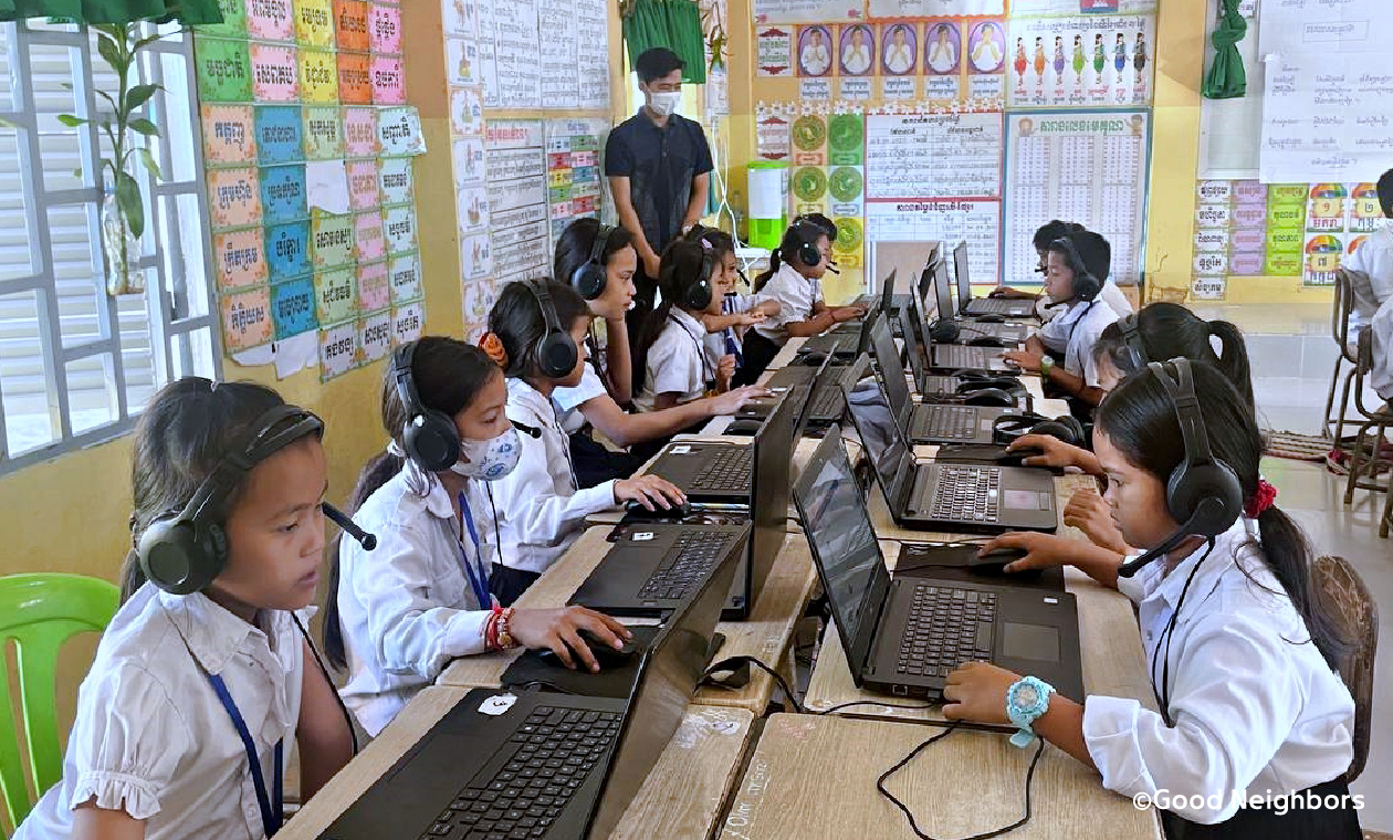 パソコンに向かう子どもたち