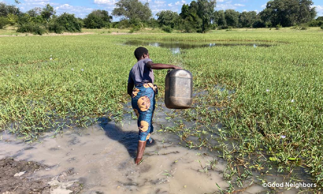 生活用水を汲んでいる川