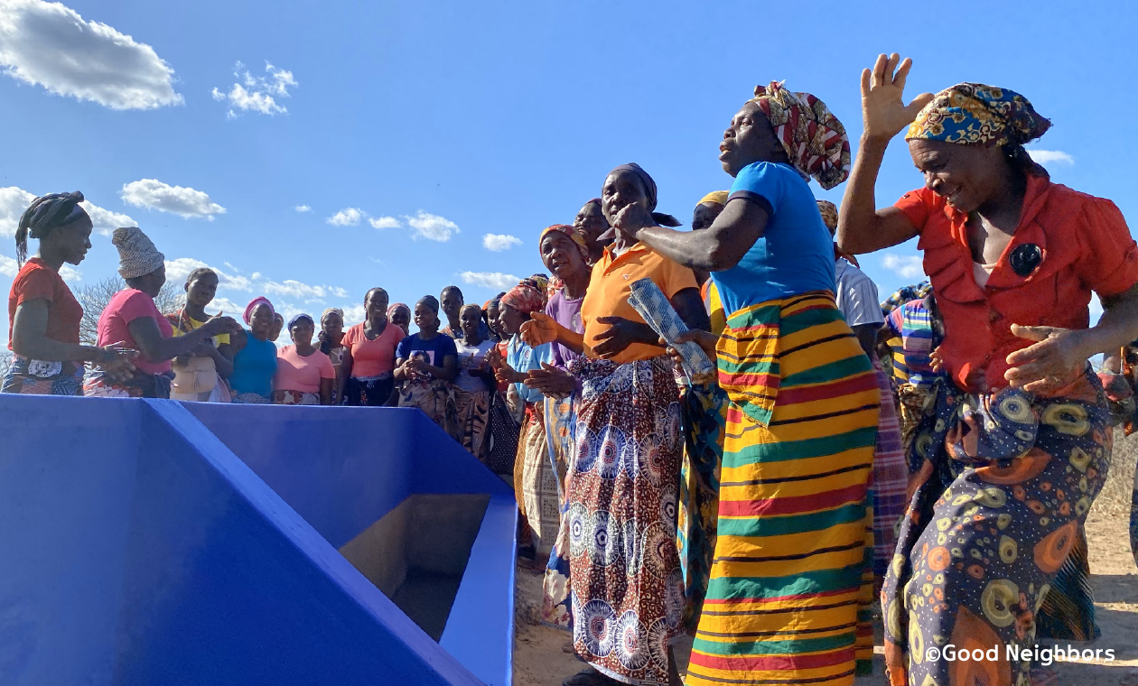 牛の水飲み場の修繕に喜ぶ住民