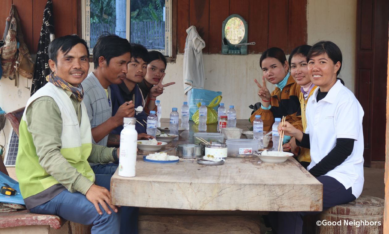 スタッフと住民のランチ