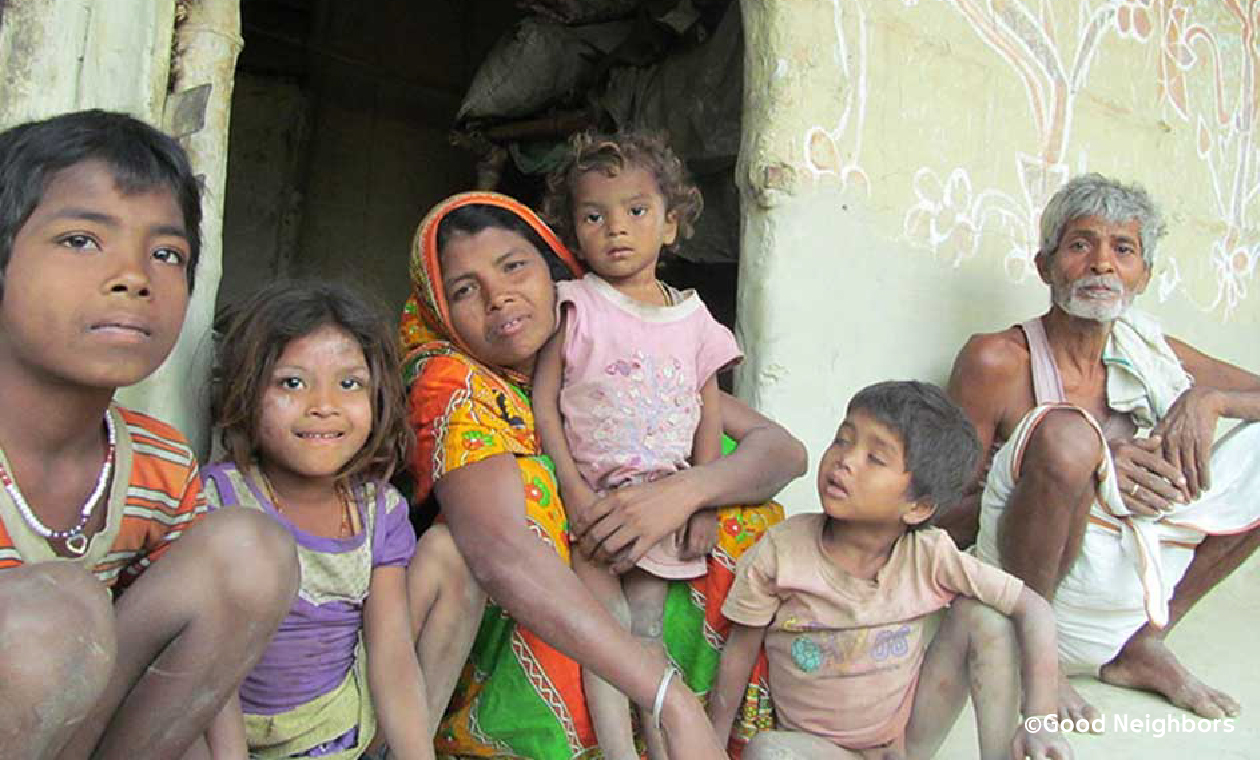 男性の出稼ぎ中に家庭を支える家族