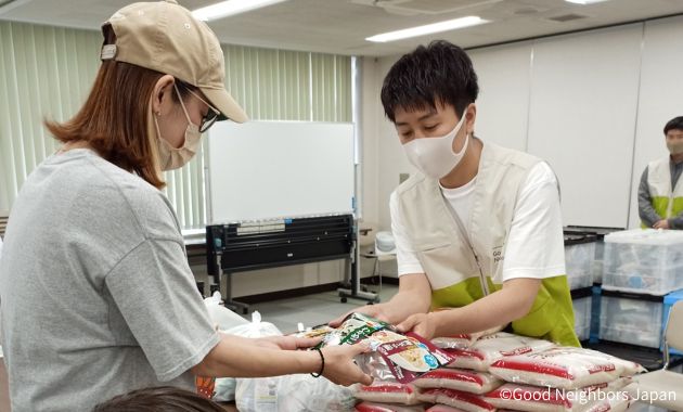 食品配付の様子
