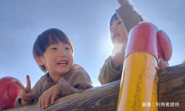 外で遊ぶ美穂さんの子どもたち