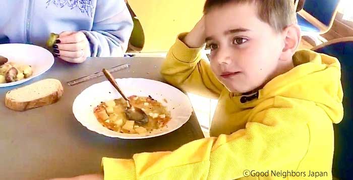 孤児院の子どもたちの食事の様子