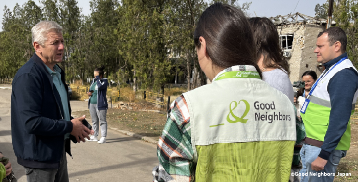 現地の方と話すスタッフ