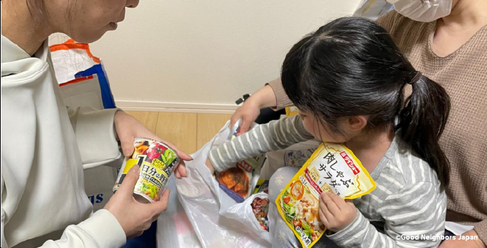 食品を受け取る親子