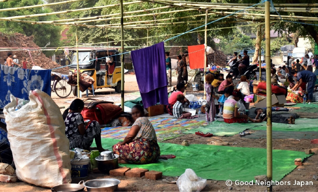 避難生活を送るミャンマーの人々