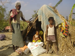 バングラデシュサイクロン災害支援写真