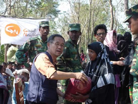 バングラデシュ、サイクロン被害救援物資の配給