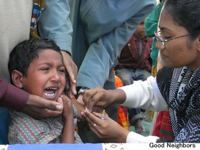B型肝炎の予防接種を受ける子供