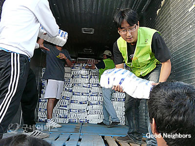 チリ地震の被災者に緊急支援物資を配布