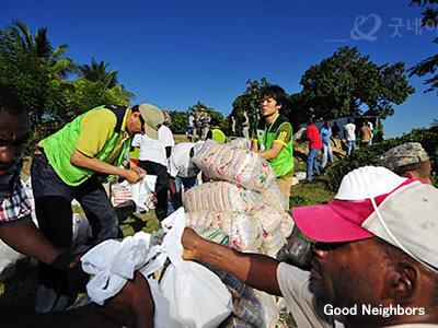 ハイチ地震の被災者へ食料配布
