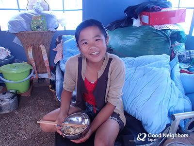 配布された食糧(干し湯葉)を食べる少女