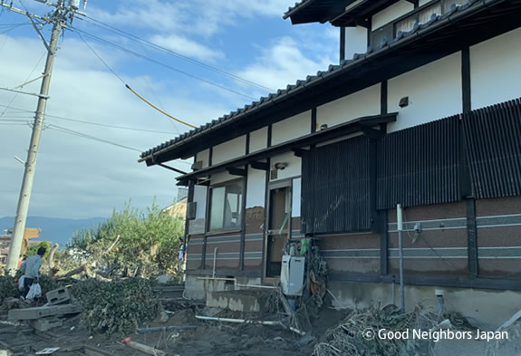 住民の方々は家の片づけに追われていました